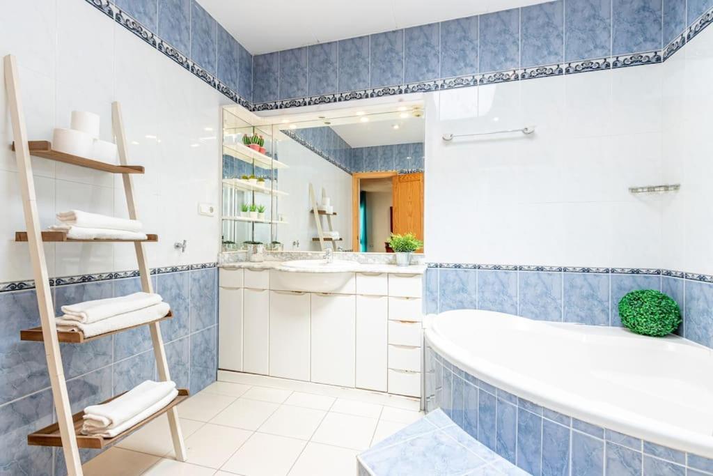 S46-Casa De Vacaciones Climatizada Con Piscina, En El Centro Junto Al Mar, Barbacoa Y Wiifi إمبوريابرافا المظهر الخارجي الصورة