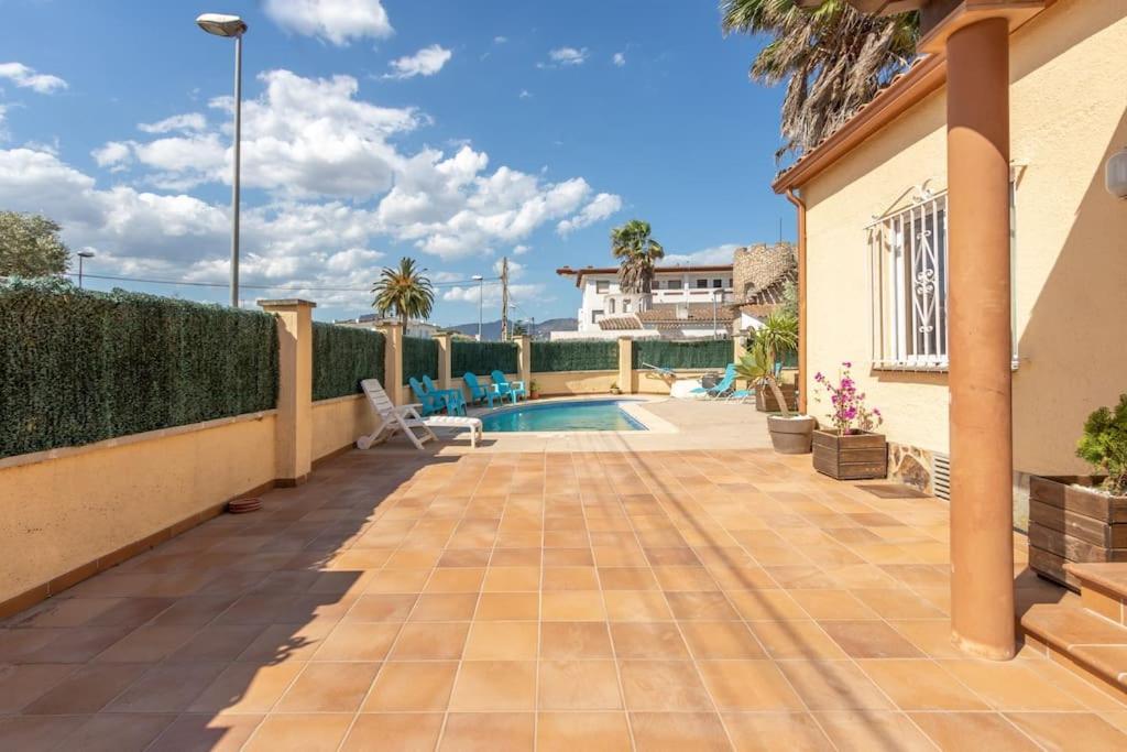S46-Casa De Vacaciones Climatizada Con Piscina, En El Centro Junto Al Mar, Barbacoa Y Wiifi إمبوريابرافا المظهر الخارجي الصورة